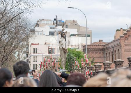 Madrid, Gemeinschaft Madrid, Spanien. April 2025. Die Träger tragen El Divino Cautivo während der Prozession am Heiligen Donnerstag, begleitet von Kerzenleuchtern mit Kerzen und Blumendekorationen. Quelle: Michele Parisato/ZUMA Press Wire/ZUMA Wire/Alamy Live News Stockfoto