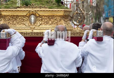 Madrid, Gemeinschaft Madrid, Spanien. April 2025. Die Träger tragen El Divino Cautivo während der Prozession am Heiligen Donnerstag, begleitet von Kerzenleuchtern mit Kerzen und Blumendekorationen. Quelle: Michele Parisato/ZUMA Press Wire/ZUMA Wire/Alamy Live News Stockfoto
