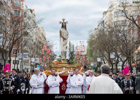 Madrid, Gemeinschaft Madrid, Spanien. April 2025. Die Träger tragen El Divino Cautivo während der Prozession am Heiligen Donnerstag, begleitet von Kerzenleuchtern mit Kerzen und Blumendekorationen. Quelle: Michele Parisato/ZUMA Press Wire/ZUMA Wire/Alamy Live News Stockfoto
