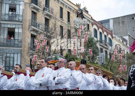 Madrid, Gemeinschaft Madrid, Spanien. April 2025. Die Träger tragen El Divino Cautivo während der Prozession am Heiligen Donnerstag, begleitet von Kerzenleuchtern mit Kerzen und Blumendekorationen. Quelle: Michele Parisato/ZUMA Press Wire/ZUMA Wire/Alamy Live News Stockfoto