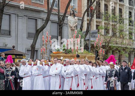 Madrid, Gemeinschaft Madrid, Spanien. April 2025. Die Träger tragen El Divino Cautivo während der Prozession am Heiligen Donnerstag, begleitet von Kerzenleuchtern mit Kerzen und Blumendekorationen. Quelle: Michele Parisato/ZUMA Press Wire/ZUMA Wire/Alamy Live News Stockfoto