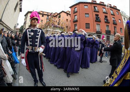 Madrid, Spanien. April 2025. Menschen während der Prozession unseres Vaters Jesus von Nazareth dem Armen in den Straßen der Innenstadt Madrids am 17. April 2025 in Madrid, Spanien. (Foto: Oscar Gonzalez/SIPA USA) Credit: SIPA USA/Alamy Live News Stockfoto