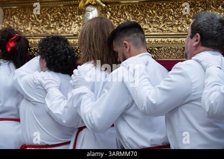 Madrid, Gemeinschaft Madrid, Spanien. April 2025. Die Träger tragen El Divino Cautivo während der Prozession am Heiligen Donnerstag, begleitet von Kerzenleuchtern mit Kerzen und Blumendekorationen. Quelle: Michele Parisato/ZUMA Press Wire/ZUMA Wire/Alamy Live News Stockfoto