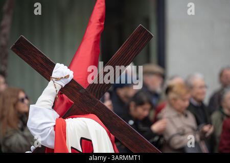 Madrid, Gemeinschaft Madrid, Spanien. April 2025. Die Träger tragen El Divino Cautivo während der Prozession am Heiligen Donnerstag, begleitet von Kerzenleuchtern mit Kerzen und Blumendekorationen. Quelle: Michele Parisato/ZUMA Press Wire/ZUMA Wire/Alamy Live News Stockfoto