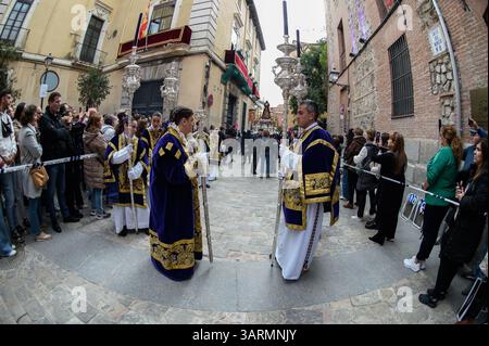 Madrid, Spanien. April 2025. Menschen während der Prozession unseres Vaters Jesus von Nazareth dem Armen in den Straßen der Innenstadt Madrids am 17. April 2025 in Madrid, Spanien. (Foto: Oscar Gonzalez/SIPA USA) Credit: SIPA USA/Alamy Live News Stockfoto