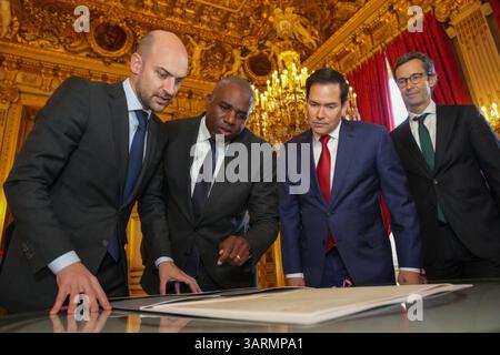 Paris, Frankreich. April 2025. U. Der Außenminister Marco Rubio, 2nd Right, und die Außenminister der E3 sehen einen Vertrag von 1783 zwischen den USA und Frankreich, der ihn von der französischen Regierung im Quai D’Orsay am 17. April 2025 in Paris, Frankreich, geschenkt hat. Von links nach rechts: Der französische Außenminister Jean-Noel Barrot, der britische Außenminister David Lammy, der US-Außenminister Marco Rubio und der politische Direktor des deutschen Außenministeriums Günter Sautter. Quelle: Freddie Everett/US State Department Photo/Alamy Live News Stockfoto