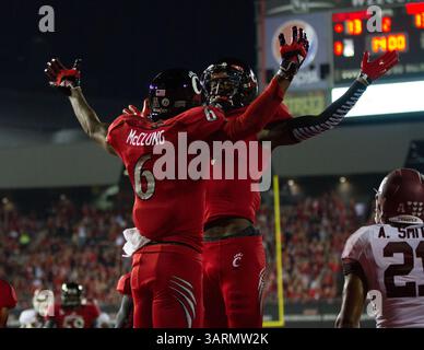 11. Oktober 2013 - Cincinnati, OH, Vereinigte Staaten von Amerika - 11. Oktober 2013: Cincinnati Bearcats Wide Receiver Anthony McClung (6) feiert mit seinem Teamkollegen Mekale McKay (2), nachdem er in der ersten Halbzeit während des NCAA Football Spiels zwischen den Temple Ewls und den Cincinnati Bearcats im Nippert Stadium in Cincinnati, OH einen Touchdown erzielt hat. (Bild: © Aaron Doster/Cal Sport Media/Cal Sport Media/ZUMAPRESS.com) Stockfoto