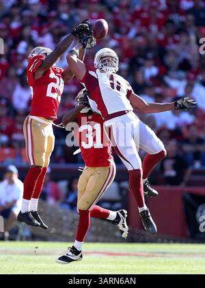 13. Oktober 2013 – San Francisco, CA, USA – die Verteidiger der San Francisco 49ers Tarell Brown, Left, und Donte Whitner (31) brechen einen Pass für Larry Fitzgerald (11) der Arizona Cardinals im dritten Quartal im Candlestick Park in San Francisco, Kalifornien, Sonntag, 13. Oktober 2013. Die Niners besiegten die Kardinäle, 32-20. (Kreditbild: © Aric Crabb/MCT/ZUMAPRESS.com) Stockfoto