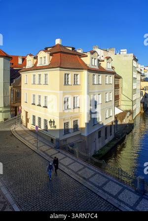 Ein Paar, das in Prag die Straße runter geht Stockfoto
