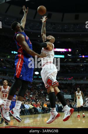 16. Oktober 2013 - Chicago, IL, USA - die Chicago Bulls' Carlos Boozer, rechts, treffen in der ersten Halbzeit gegen die Detroit Pistons in der Vorsaison im United Center in Chicago, Illinois, am Mittwoch, den 16. Oktober 2013. (Kreditbild: © Chris Sweda/MCT/ZUMAPRESS.com) Stockfoto