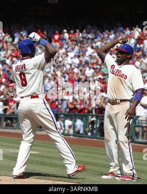 5. Juni 2013 - Philadelphia, PA, USA - Domonic Brown von Philadelphia Phillies (links) und Ryan Howard (rechts) feiern Browns zwei-Lauf-homer während des 7. Inning gegen die Miami Marlins im Citizens Bank Park in Philadelphia, Pennsylvania, Mittwoch, 5. Juni 2013. Phillies besiegte Marlins mit 6:1. (Bild: © David Maialetti/MCT/ZUMAPRESS.com) Stockfoto