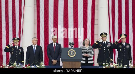 29. Mai 2013: Arlington, Virginia, USA US-Präsident Barack Obama steht mit der offiziellen Partei zusammen, bevor er am Montag, den 27. Mai 2013, während der Gedenktage auf dem Arlington National Cemetery in Washington spricht. (Bild: © Prensa Internacional/ZUMAPRESS.com) Stockfoto