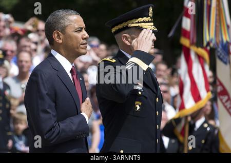 29. Mai 2013: Arlington, Virginia, USA US-Präsident Barack Obama steht mit US-Army General Michael Linnington, dem Kommandeur des Militärbezirks von Washington, zusammen, bevor er am Montag, den 27. Mai 2013, einen Kranz am Grabmal der Unbekannten auf dem Arlington National Cemetery in Washington legt. (Bild: © Prensa Internacional/ZUMAPRESS.com) Stockfoto