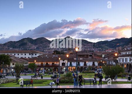 Kolonialgebäude in der Abenddämmerung auf der Plaza de Armas, Cusco, Peru Stockfoto
