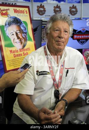 7. Juni 2013 – Fort Worth, TX, USA – der ehemalige Rennfahrer und Teambesitzer Mario Andretti plaudert mit Medienmitgliedern während eines Interviews vor IndyCar Qualifying und Übungseinheiten für den Firestone 550 am Freitag, 7. Juni 2013 auf dem Texas Motor Speedway in Forth Worth, Texas. (Bild: © John Rhodes/MCT/ZUMAPRESS.com) Stockfoto