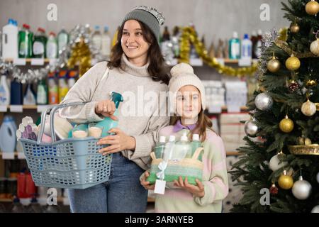 Mom und Tochter kaufen zusammen während Weihnachten im Geschäft mit Haushaltswaren Stockfoto
