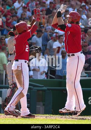 8. Juni 2013 - Washington, DC, USA - der Washington Nationals Center Fielder Denard Span (2) gibt Rechtsfeldspieler Jayson Werth (28) einen High-Five, nachdem Werth einen zwei-Run-Heimlauf vor den Minnesota Twins geschlagen hat, der Pitcher Kevin Correia (30) während des vierten Inning im Nationals Park in Washington, D. C, Samstag, 8. Juni 2013. (Bild: © Harry E. Walker/MCT/ZUMAPRESS.com) Stockfoto