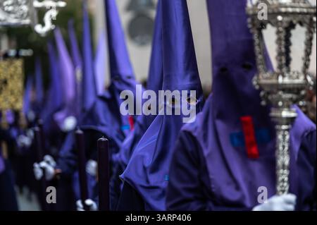 Madrid, Spanien. April 2025. Pönitenten während der Prozession von Nuestro Padre Jesus Nazareno El Pobre (unser Vater Jesus der Armen) und Maria Santisima del Dulce Nombre en su Soledad (Heilige Maria des süßen Namens in ihrer Einsamkeit) während des Karwochenfestes in ganz Spanien. Quelle: Marcos del Mazo/Alamy Live News Stockfoto