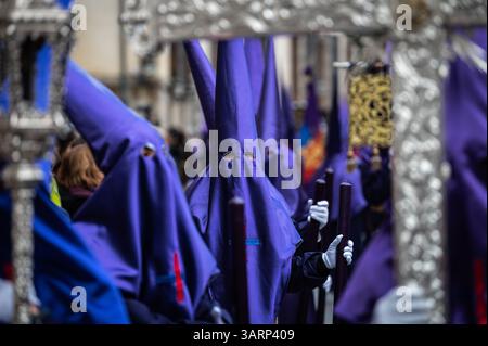 Madrid, Spanien. April 2025. Pönitenten während der Prozession von Nuestro Padre Jesus Nazareno El Pobre (unser Vater Jesus der Armen) und Maria Santisima del Dulce Nombre en su Soledad (Heilige Maria des süßen Namens in ihrer Einsamkeit) während des Karwochenfestes in ganz Spanien. Quelle: Marcos del Mazo/Alamy Live News Stockfoto