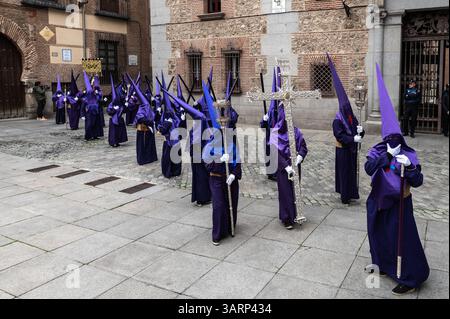 Madrid, Spanien. April 2025. Pönitenten während der Prozession von Nuestro Padre Jesus Nazareno El Pobre (unser Vater Jesus der Armen) und Maria Santisima del Dulce Nombre en su Soledad (Heilige Maria des süßen Namens in ihrer Einsamkeit) während des Karwochenfestes in ganz Spanien. Quelle: Marcos del Mazo/Alamy Live News Stockfoto