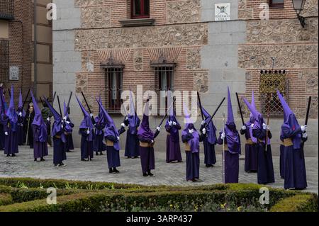 Madrid, Spanien. April 2025. Pönitenten während der Prozession von Nuestro Padre Jesus Nazareno El Pobre (unser Vater Jesus der Armen) und Maria Santisima del Dulce Nombre en su Soledad (Heilige Maria des süßen Namens in ihrer Einsamkeit) während des Karwochenfestes in ganz Spanien. Quelle: Marcos del Mazo/Alamy Live News Stockfoto