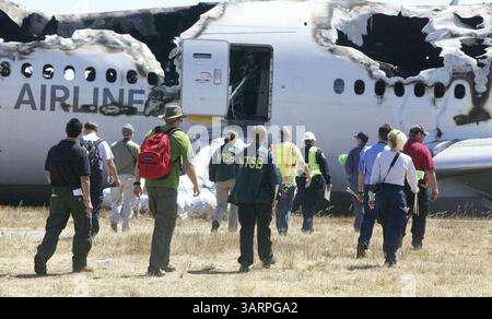 7. Juli 2013 - San Francisco, Kalifornien, USA - das National Transportation Safety Board (NTSB) beginnt seine Untersuchung des Absturzes des Asiana Airlines Fluges 214, der am Samstag am Flughafen San Francisco abstürzte. (Kreditbild: © NTSB/ZUMAPRESS. KOM) Stockfoto