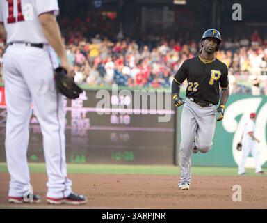 22. Juli 2013 - Washington, DC, USA - Pittsburgh Pirates Center Fielder Andrew McCutchen (22) umrundet die Basen vor dem dritten Baseman Ryan Zimmerman (11) der Washington Nationals, nachdem er während des ersten Inning im Nationals Park in Washington, D. C, Montag, 22. Juli 2013. (Bild: © Harry E. Walker/MCT/ZUMAPRESS.com) Stockfoto