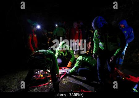 Rettungskräfte bei der Arbeit in der Nähe der Unfallstelle der Seilbahn Monte Faito, bei der vier Menschen ums Leben kamen und eine Person in kritischem Zustand verletzt wurde, 17. April 2025. Stockfoto