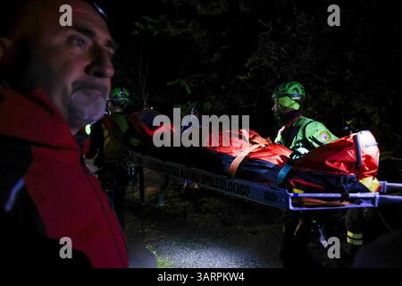 Rettungskräfte bei der Arbeit in der Nähe der Unfallstelle der Seilbahn Monte Faito, bei der vier Menschen ums Leben kamen und eine Person in kritischem Zustand verletzt wurde, 17. April 2025. Stockfoto