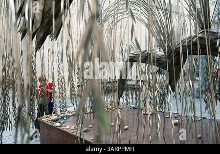 1. Mai 2013 – Budapest, Ungarn – das Holocaust-Denkmal, eine Trauerweide (von Imre Varga), auf der auf jedem Blatt die Namen der während des Holocaust getöteten ungarischen Juden eingraviert sind, befindet sich im Raoul Wallenberg Memorial Park. Große Synagoge im jüdischen Viertel von Budapest. 1944 war die Dohany Street Synagoge Teil des jüdischen Ghettos für die Juden der Stadt und diente vielen Menschen als Zufluchtsort. Mehr als zweitausend Menschen, die im Winter 1944-1945 im Ghetto an Hunger und Kälte starben, sind im Innenhof der Synagoge begraben. Große Synagoge (Dohany utca Synagoge) ist Th Stockfoto
