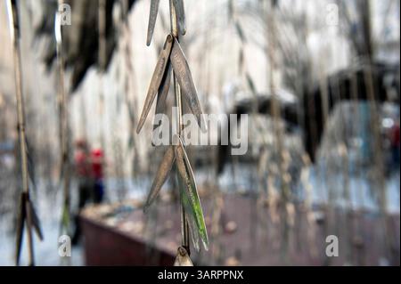 1. Mai 2013 – Budapest, Ungarn – das Holocaust-Denkmal, eine Trauerweide (von Imre Varga), auf der auf jedem Blatt die Namen der während des Holocaust getöteten ungarischen Juden eingraviert sind, befindet sich im Raoul Wallenberg Memorial Park. Große Synagoge im jüdischen Viertel von Budapest. 1944 war die Dohany Street Synagoge Teil des jüdischen Ghettos für die Juden der Stadt und diente vielen Menschen als Zufluchtsort. Mehr als zweitausend Menschen, die im Winter 1944-1945 im Ghetto an Hunger und Kälte starben, sind im Innenhof der Synagoge begraben. Große Synagoge (Dohany utca Synagoge) ist Th Stockfoto