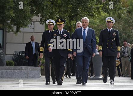 17. September 2013 - The Navy Memorial Plaza, Washington D.. C - US-Verteidigungsminister Chuck Hagel und der Vorsitzende der Joint Chiefs of Staff General Martin Dempsey stehen zusammen mit dem Chief of Naval Operations Admiral Jonathan Greenert und dem Marineminister Ray Mabus während einer Kranzniederlegung im Navy Memorial. Die Verteidigungsführer hielten die kleine Zeremonie ab, um an die 12 Opfer der Schießerei des Navy Yard zu erinnern, die am Vortag stattfand. Der Kranz wurde neben dem „einsamen Seemann“ platziert, der alle Menschen repräsentiert, die je gedient haben, jetzt dienen oder noch dienen sollen Stockfoto