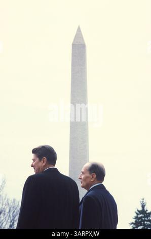 März 1984. Washington, District of Columbia, USA: US-Präsident RONALD REAGAN empfängt den französischen Präsidenten FRANCOIS MITTERRAND im Weißen Haus. Die beiden stehen vor dem Washington Monument. (Bild: Michael Evans/ZUMAPRESS.com) Stockfoto