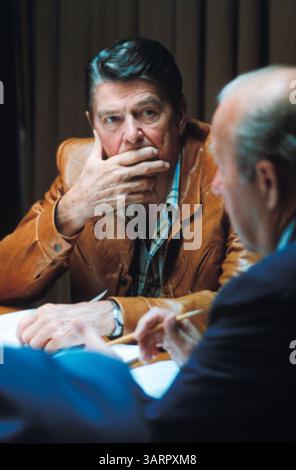 2. September 1983: US-Präsident RONALD WILSON REAGAN wird von Außenminister GEORGE SCHULTZ über die Zahl der Todesopfer informiert, die durch den Terroranschlag auf ein Passagierflugzeug der Korean Airlines, Flug KAL 007, verursacht wurden, bei dem 269 Männer, Frauen und Kinder starben. Sie sprechen im Lagezimmer des Weißen Hauses. (Bild: © Michael A. W. Evans/ZUMAPRESS.com) Stockfoto