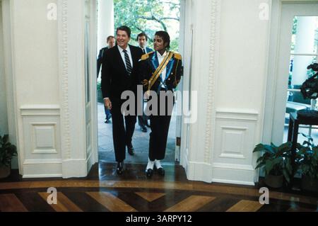 Washington, DC, USA; AKTENFOTO (Datum unbekannt): 40. US-Präsident (1981-89) RONALD REAGAN zeigt Popstar MICHAEL JACKSON das Oval Office im Weißen Haus im Jahr 1984. (Bild: Michael Evans/ZUMAPRESS.com) Stockfoto