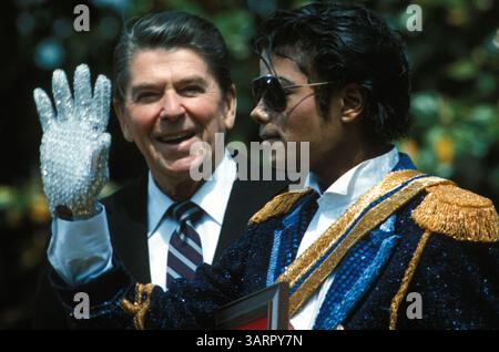 Washington, DC, USA; AKTENFOTO (Datum unbekannt): 40. US-Präsident (1981-89) RONALD REAGAN und Popstar MICHAEL JACKSON im Weißen Haus 1984. (Bild: Michael Evans/ZUMAPRESS.com) Stockfoto