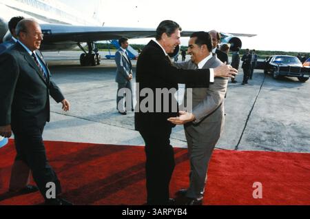 3. Dezember 1982, San Jose, Costa Rica: 40. US-Präsident (1981-89) RONALD REAGAN begrüßt Costa Rica Präsident LUIS ALBERTO MONGE mit US-Außenminister GEORGE SCHULTZ links bei einem zweitägigen Besuch in Costa Rica in Südamerika. (Bild: Michael Evans/ZUMAPRESS.com) Stockfoto