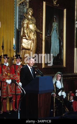 8. Juni 1982, London, England, Vereinigtes Königreich: US-Präsident RONALD REAGAN spricht vor Mitgliedern des britischen Parlaments. Der Präsident sprach um 12.14 Uhr in der Royal Gallery im Palace of Westminster in London. Am Vorabend wurde der Präsident von Königin Elisabeth II. In einer Ankunftszeremonie auf Schloss Windsor begrüßt. Später veranstaltete die Königin ein privates Abendessen für den Präsidenten. (Bild: Michael Evans/ZUMAPRESS.com) Stockfoto