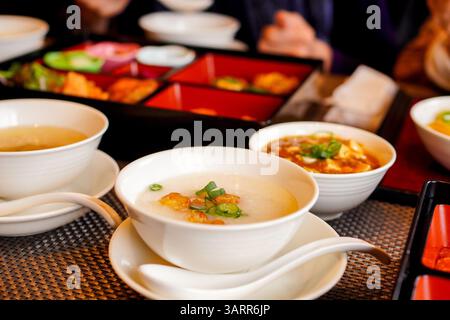 Reisbrei aus einem authentischen chinesischen Restaurant Stockfoto