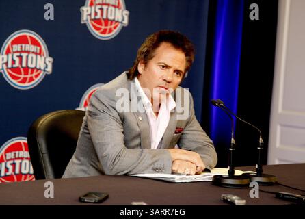 Oktober 30, 2013 - Detroit, MI, USA - Tom Gores, Besitzer der Detroit Pistons, spricht vor dem Saisonauftakt gegen die Washington Wizards in Auburn Hills, Michigan, am Mittwoch, 30. Oktober 2013 mit den Medien. im Palast von Auburn Hills. (Bild: © Kirthmon F. Dozier/MCT/ZUMAPRESS.com) Stockfoto