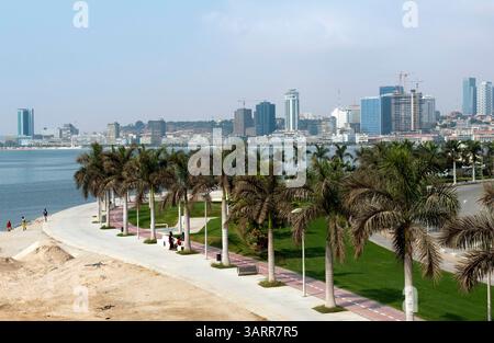 22. Juni 2013 - Luanda, Angola - Boulevard von Luanda. 2013: Zum zweiten Mal seit drei Jahren wurde Luanda zur teuersten Stadt der Welt für Expats erklärt. (Bild: © Hans Van Rhoon/ZUMA Wire/ZUMAPRESS.com) Stockfoto