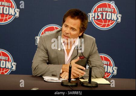Oktober 30, 2013 - Detroit, MI, USA - Tom Gores, Besitzer der Detroit Pistons, spricht vor dem Saisonauftakt gegen die Washington Wizards in Auburn Hills, Michigan, am Mittwoch, 30. Oktober 2013 mit den Medien. im Palast von Auburn Hills. (Bild: © Kirthmon F. Dozier/MCT/ZUMAPRESS.com) Stockfoto