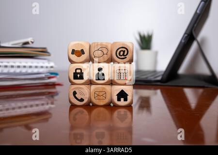 Green Business, Leadership, Marketingziel Zielprozess und Maßnahmenkonzept. Geschäftsstrategie-Ikonen auf Holzwürfeln blockieren Pyramidenstufen auf dem Schreibtisch Stockfoto