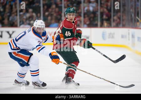 13. Oktober 2011: Saint Paul, Minnesota, USA: Minnesota Wild Defenseman Jared Spurgeon (46) und Edmonton Oiler Center Eric Belanger (20) während des Spiels Edmonton Oilers at Minnesota Wild im Xcel Energy Center, Saint Paul, MN. Minnesota gewann 2-1 bei einem Schießerei. (Bild: © David Drufke/ZUMAPRESS.com) Stockfoto