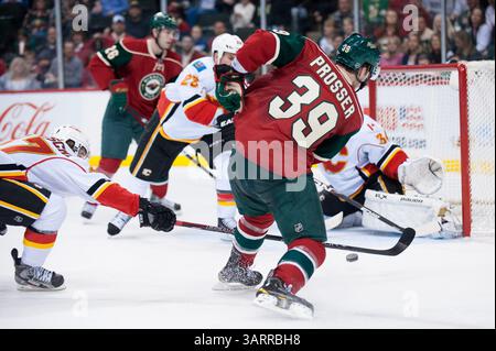 11. März 2012: Minneapolis, Minnesota, USA: Nate Prosser (39) spielt als Verteidiger der Calgary Flames Scott Hannan (23), Sven Baertschi (47) und Torhüter Miikka Kiprusoff (34) während des Hockeyspiels der Calgary Flames im Minnesota Wild im Xcel Energy Center in Saint Paul, MN. Die Flames gewannen mit 4:3. (Bild: © David Drufke/ZUMAPRESS.com) Stockfoto