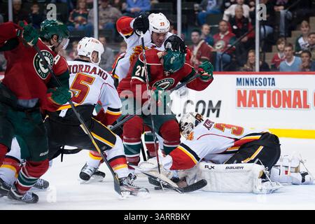 11. März 2012: Minneapolis, Minnesota, USA: Miikka Kiprusoff (34) versucht, den Puck zu sichern, der von Kyle Brodziak (21) und Scott Hannan (23) während des Hockeyspiels der Calgary Flames bei Minnesota Wild im Xcel Energy Center in Saint Paul, MN, bekämpft wird. Kiprusoffs Versuch war erfolglos, da The Wild nur wenige Minuten später erzielte. Die Flames gewannen mit 4:3. (Bild: © David Drufke/ZUMAPRESS.com) Stockfoto