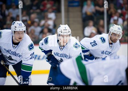 19. März 2012: Saint Paul, Minnesota, USA: Alexander Edler (23), David Booth (7), Chris Higgins (20), der linke Flügel, wartet auf ein Gegenspiel während des Vancouver Canucks-Eishockeyspiels im Xcel Energy Center in Saint Paul, MN. Die Wild gewannen mit 2:0. (Bild: © David Drufke/ZUMAPRESS.com) Stockfoto