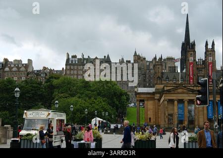Die belebte Gegend der Princes Street Gardens in Edinburgh, Schottland, mit der klassischen Architektur der Scottish National Gallery. Stockfoto