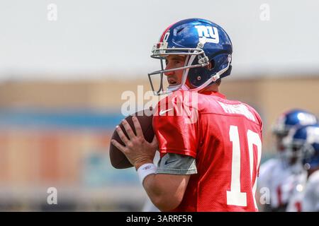 30. Juli 2013: East Rutherford, New Jersey, USA S - New York Giants Quarterback ELI MANNING (10) während des Giants Trainingslagers im Quest Diagnostics Training Center in East Rutherford, NJ (Bild: © Vinny Carchietta/ZUMAPRESS.com) Stockfoto