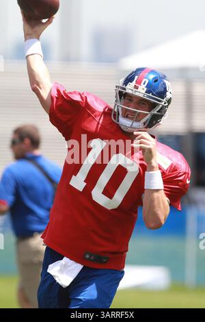 30. Juli 2013: East Rutherford, New Jersey, USA S - New York Giants Quarterback ELI MANNING (10) während des Giants Trainingslagers im Quest Diagnostics Training Center in East Rutherford, NJ (Bild: © Vinny Carchietta/ZUMAPRESS.com) Stockfoto
